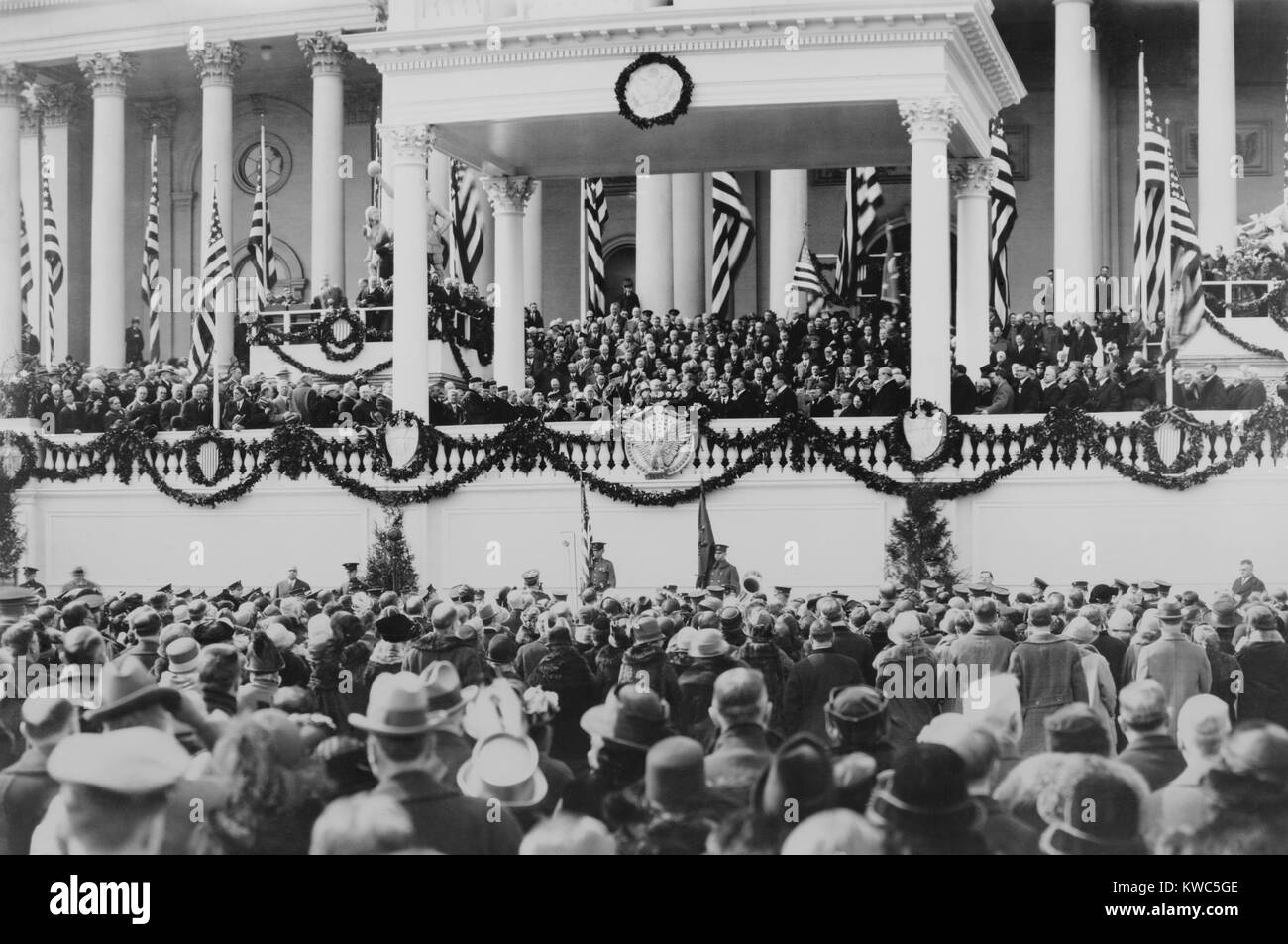 Chief Justice William Taft Verwaltung der Amtseid auf Calvin Coolidge. Osten Portikus der U.S. Capitol, März 4, 1925. (BSLOC 2015 15 119) Stockfoto