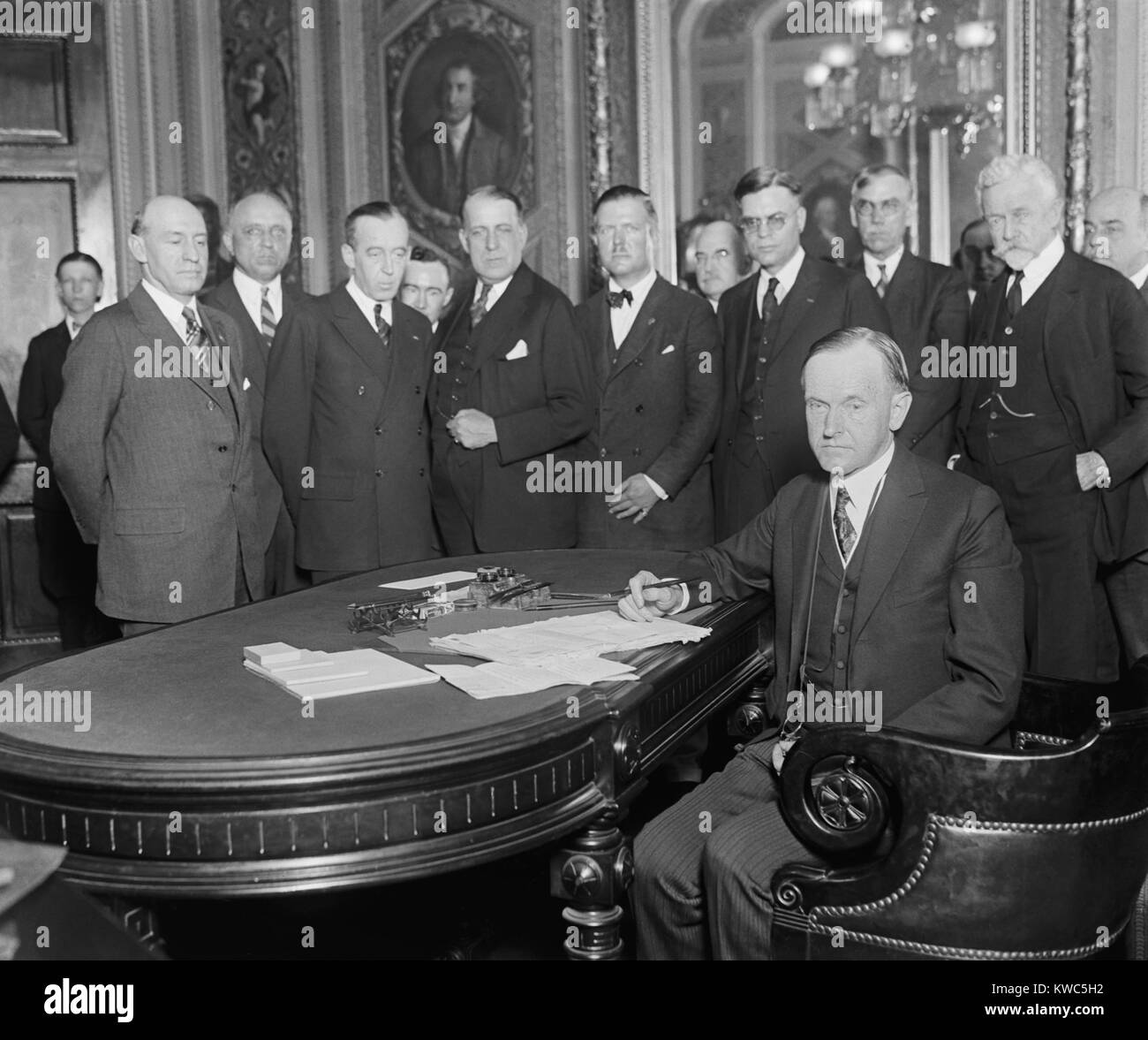 Präsident Calvin Coolidge Unterzeichnung Rechnungen am Capitol, 7. Juni 1924. Rechts die Sen Reed Smoot, Senator Henry Cabot Lodge, und Sprecher des Hauses, Repräsentant Nicholas Longworth. (BSLOC 2015 15 133) Stockfoto