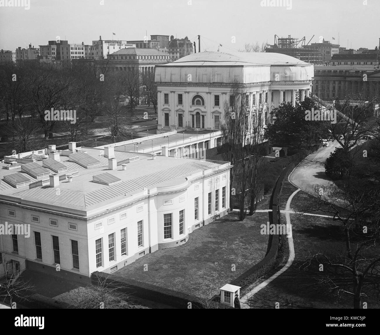 Weiße Haus renoviert wird während der Calvin Coolidge Präsidentschaft. März 16, 1927. Das Gebäude wurde durch eine temporäre Dach gedeckt, während die alte entfernt wurde (BSLOC 2015 15 174) Stockfoto