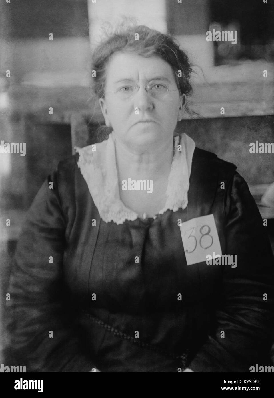 Emma Goldman, trug '38'-Tag während der Gefangenschaft der Regierung, Ca. Nordseite. Als Resident Alien Verfasser auf anarchistischen Philosophie, und radikale Politik, wurde sie im Jahr 1917 für Zugwiderstand gefangengesetzt. Sie wurde wieder während der Palmer raids verhaftet und nach Russland deportiert. (BSLOC 2015 15 182) Stockfoto