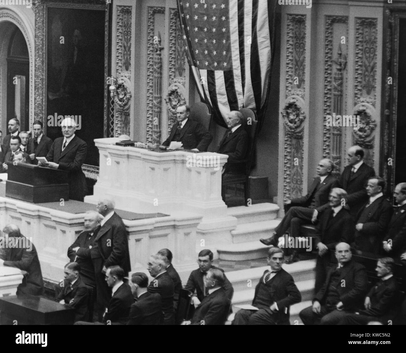Präsident Warren Harding sprach mit einer gemeinsamen Sitzung des Kongresses. Ca. 1921-23. Hinter ihm, in dem Siegertreppchen werden VP Calvin Coolidge und House Speaker Frederick Gillett. (BSLOC 2015 15 40) Stockfoto