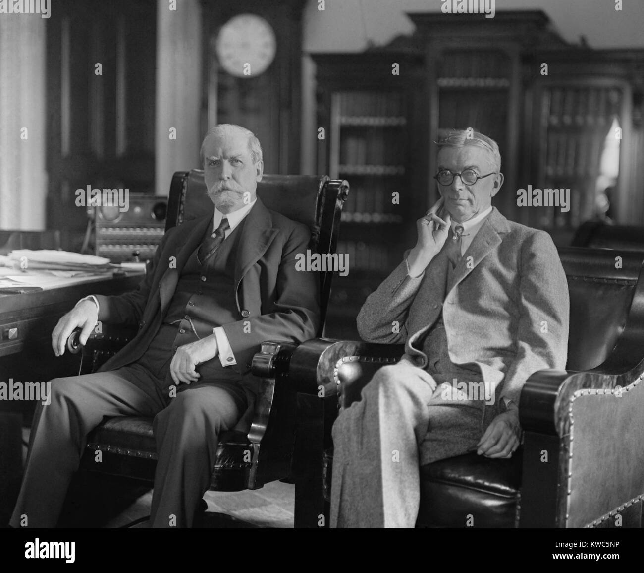 Sec. von Charles Evans Hughes mit George Harvey, Botschafter in Großbritannien. Juni 13, 1923. Harvey war eine zentrale Figur in der 'Smoke - Zimmer" des GOP National Convention in Chicago im Jahre 1920 gefüllt. (BSLOC 2015 15 58) Stockfoto Sec. von Charles Evans Hughes mit George Harvey, Botschafter in Großbritannien. Juni 13, 1923. Harvey war eine zentrale Figur in der 'Smoke - Zimmer" des GOP National Convention in Chicago im Jahre 1920 gefüllt. (BSLOC 2015 15 58) Stockfoto