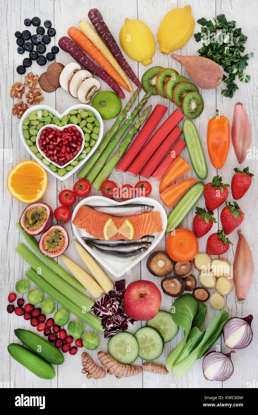 Großen super Essen auswahl für gute Gesundheit mit frischem Fisch, Nüsse,  Obst und Gemüse auf Herz geformte Gerichte und Lose auf rustikalen  Hintergrund Stockfotografie - Alamy