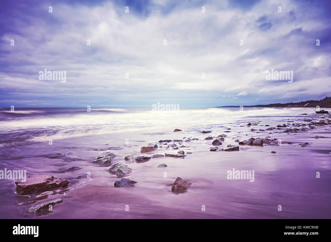 Malerische Strand Bild, Bewegung fließend Wasser, ruhige natürliche Hintergrund, Farbe Tonen angewendet. Stockfoto