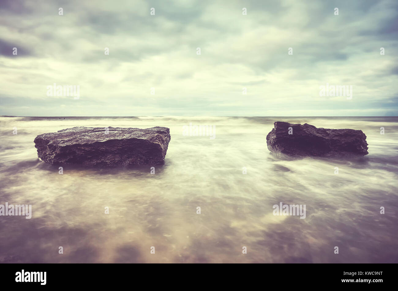 Zwei Felsen am Strand, Bewegung fließend Wasser, ruhige natürliche Hintergrund, Farbe getonte Bild. Stockfoto