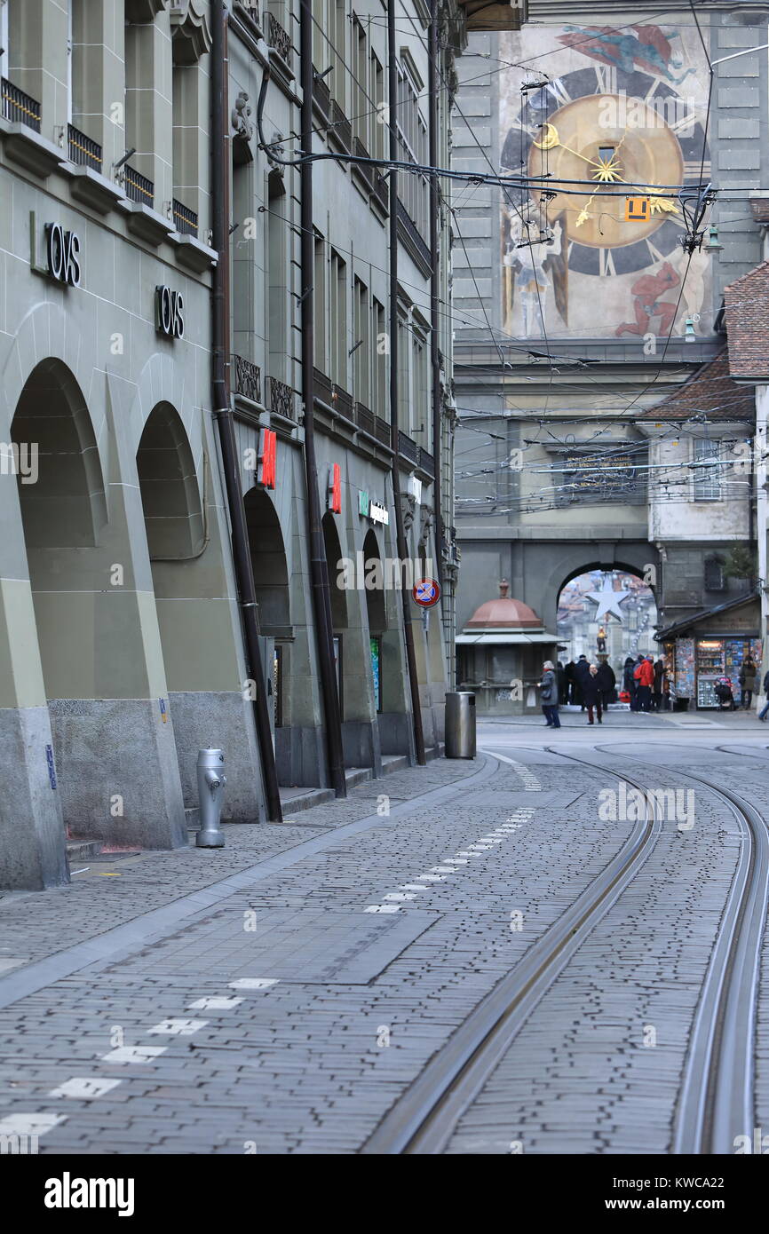 Die Altstadt von Bern in der Schweiz ist ein UNESCO-Weltkulturerbe und ist weitgehend Fußgängerzone. Straßenbahnen sind eine gemeinsame Form der Beförderung. Stockfoto
