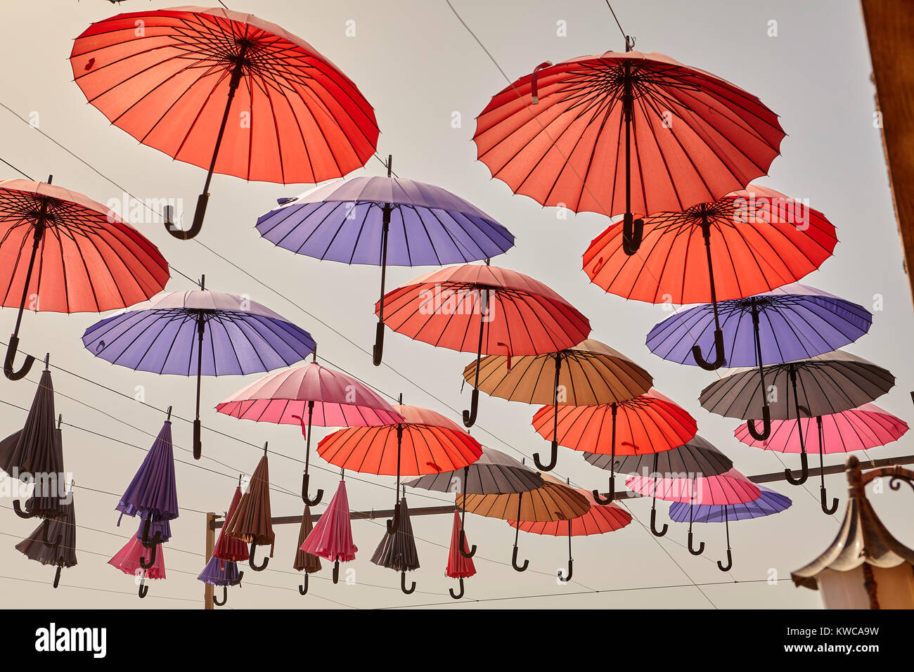 Eröffnet bunte Sonnenschirme an Seilen hängen, Yazd, Iran Stockfoto