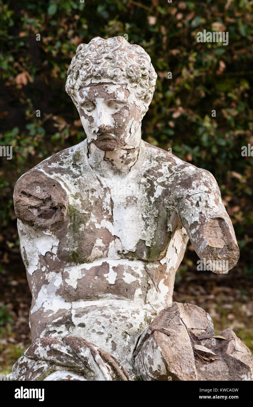 Mount Edgcumbe House, Plymouth, Cornwall, UK. Abblätternde Farbe auf einem traurig und vernachlässigt Terrakotta Statue in der formalen Gärten Stockfoto