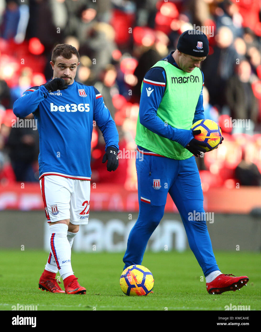 Stoke City Xherdan Shaqiri und Charlie Adam (rechts) warm up in der Premier League Spiel in der bet365-Stadion, schüren. Stockfoto