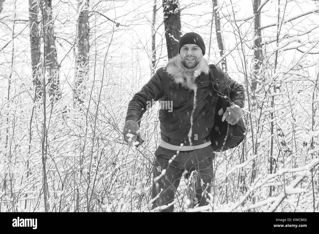 Ein Mann im Winter Kleidung auf der Straße im verschneiten und eisigen Wetter Stockfoto