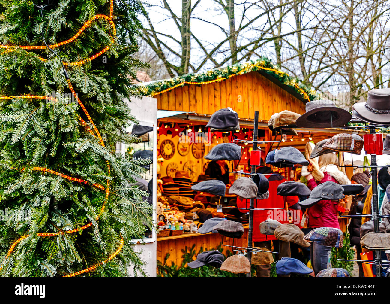Shopping für Kappen an einer deutschen Weihnachtsmarkt Stockfoto