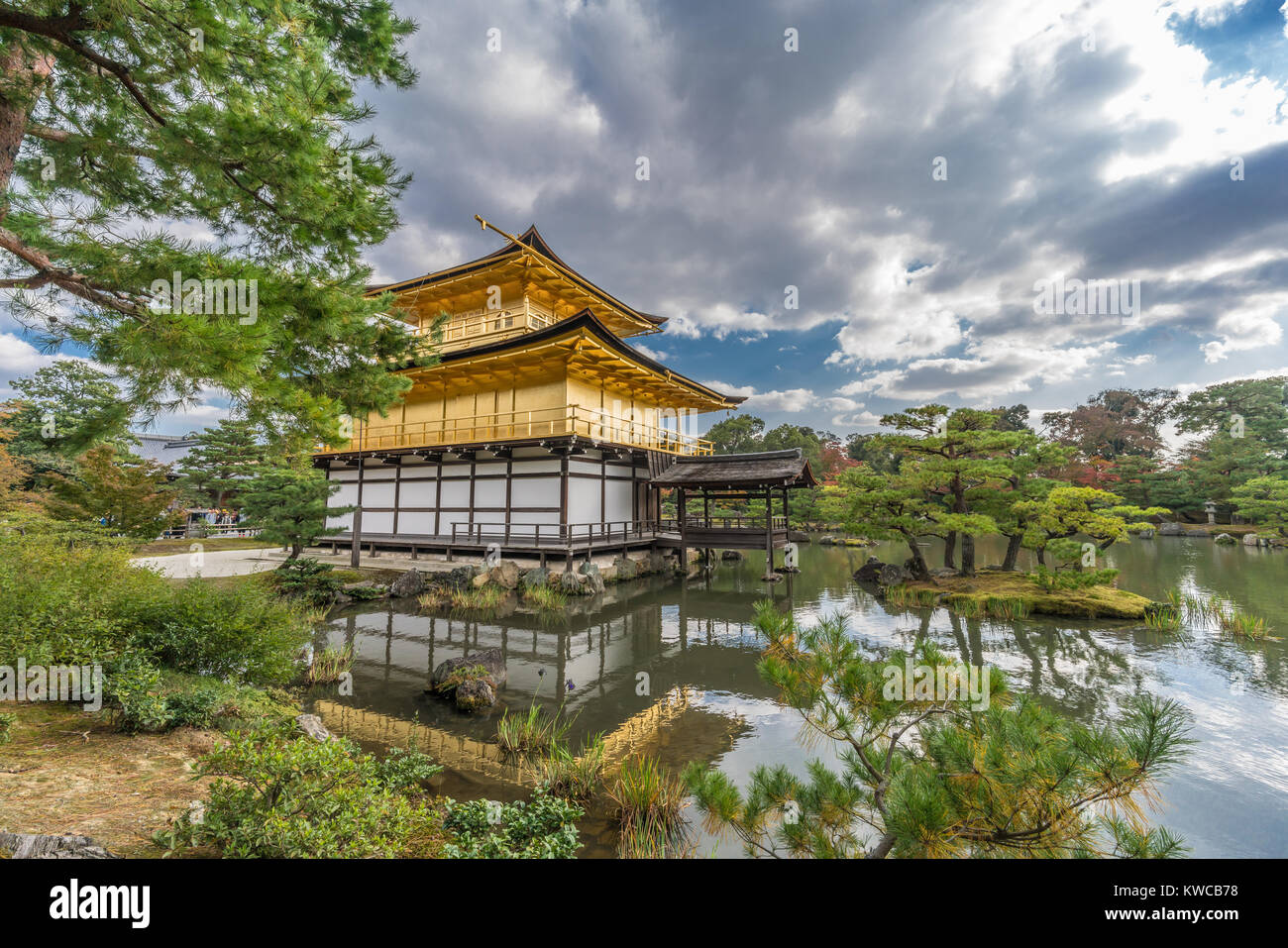 Farben des Herbstes und Falllaub am shariden an Rokuon-ji, der gemeinhin als der Goldene Pavillon (Kinkakuji) in Kyoto, Japan bekannt Stockfoto