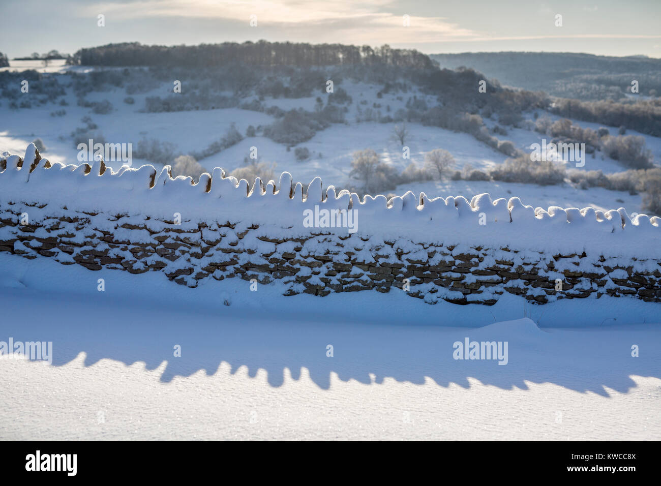 Cotswold stone wall im Schnee am Crickley Hill Country Park, Gloucestershire, UK abgedeckt Stockfoto