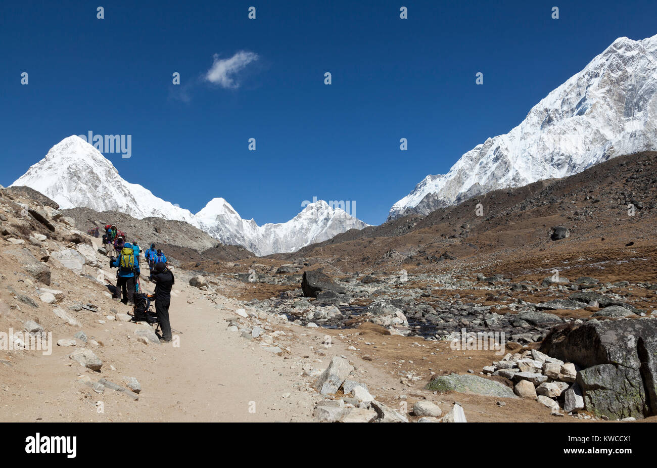 Himalaya, Nepal, 5 Nov 2017 - Spektakuläre Aussicht auf die schneebedeckten Gipfel des Himalaya - Pumori (7161 m), Lingtren (6749 m) und Khumbutse (6636m) und Lho La Stockfoto