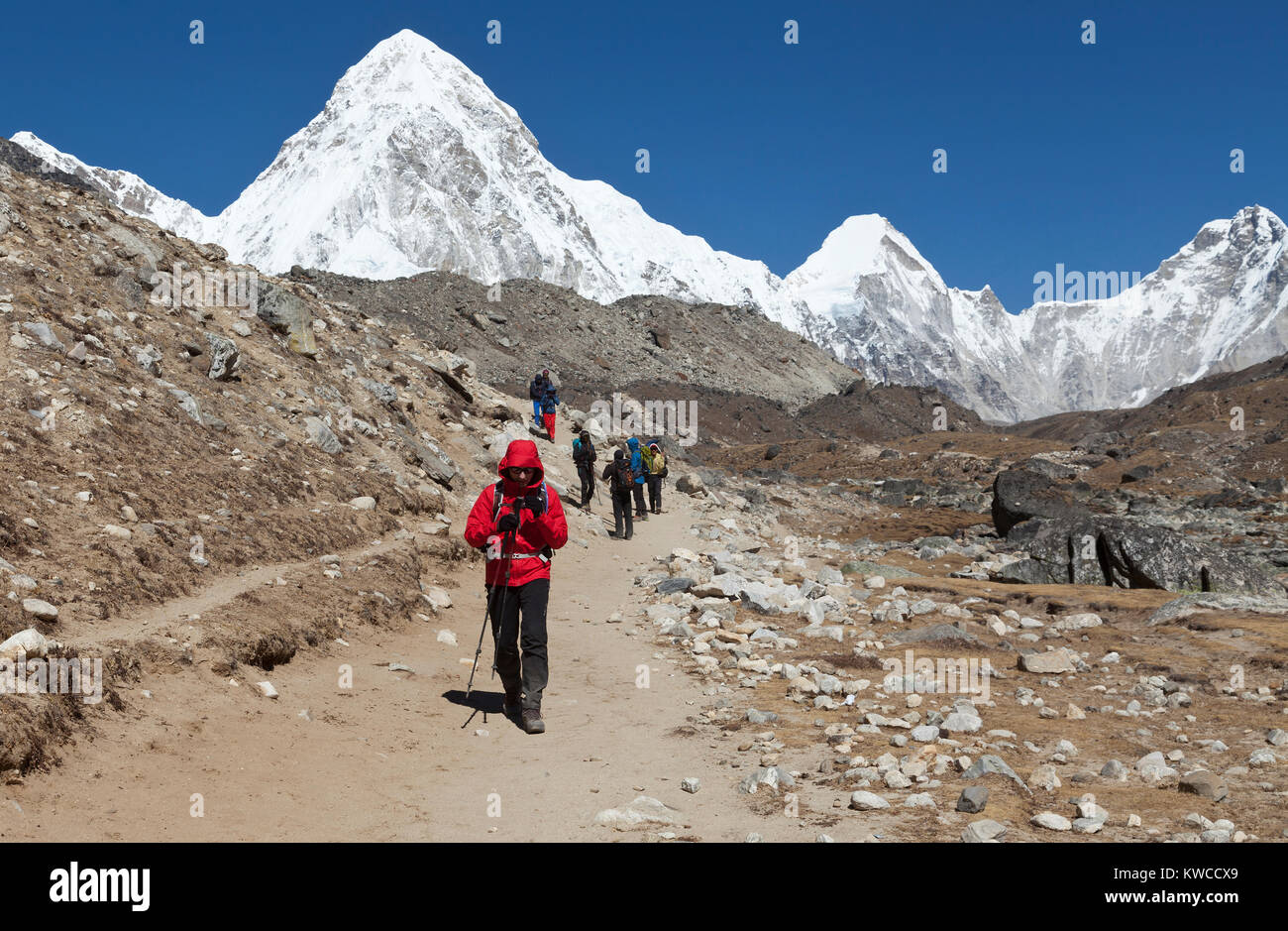 Himalaya, Nepal, 5 Nov 2017 - Spektakuläre Aussicht auf die schneebedeckten Gipfel des Himalaya - Pumori (7161 m), Lingtren (6749 m) und Khumbutse (6636m) und Lho La Stockfoto