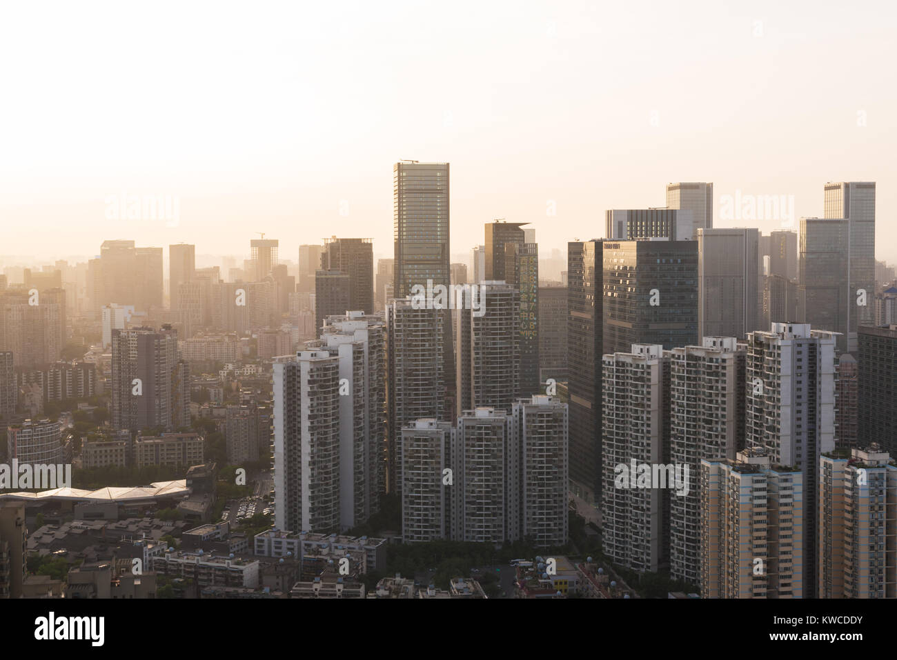 Chengdu, China - 15. Mai 2016: Downtown Wolkenkratzer skyline Luftbild bei Sonnenuntergang Stockfoto