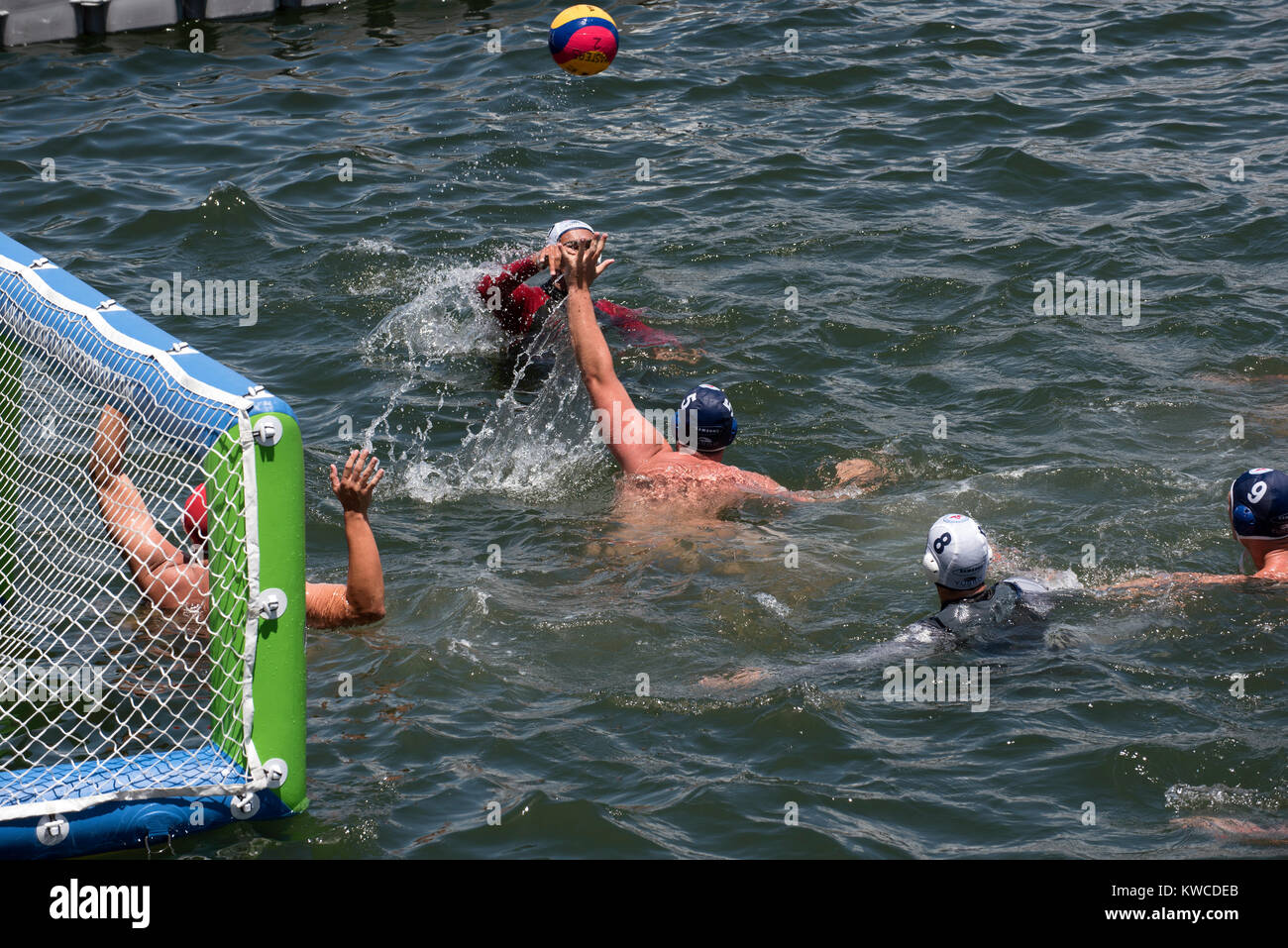 Wasserball am Hafen von Kapstadt, Western Cape, Südafrika, Dezember 2017 gespielt. Stockfoto