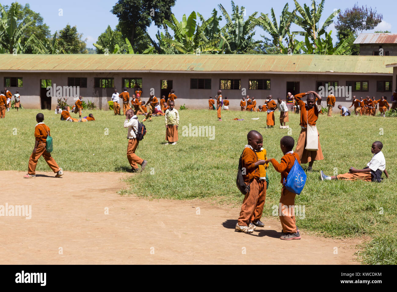 Kinder in Uniformen spielen in den Patio der Grundschule in ländlicher Umgebung in der Nähe von Arusha, Tansania, Afrika. Stockfoto