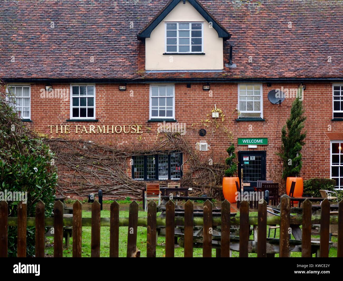 Das Hungry Horse Pub Bauernhaus auf einem nassen, verregneten, bewölkten Tag. Grange Farm, Kesgrave, Suffolk. Stockfoto