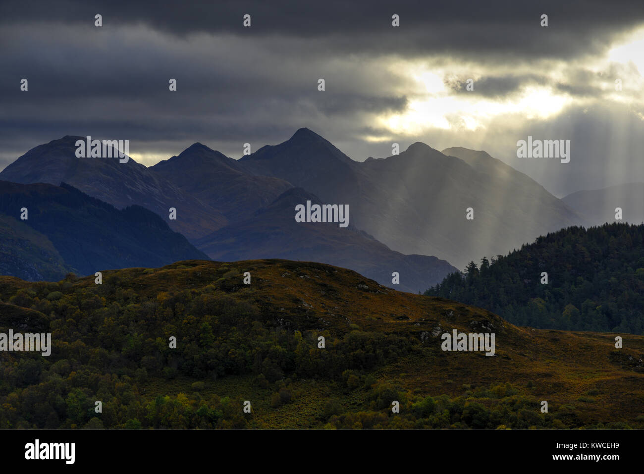 Dämmerungs Lichtstrahlen über die fünf Schwestern Stockfoto