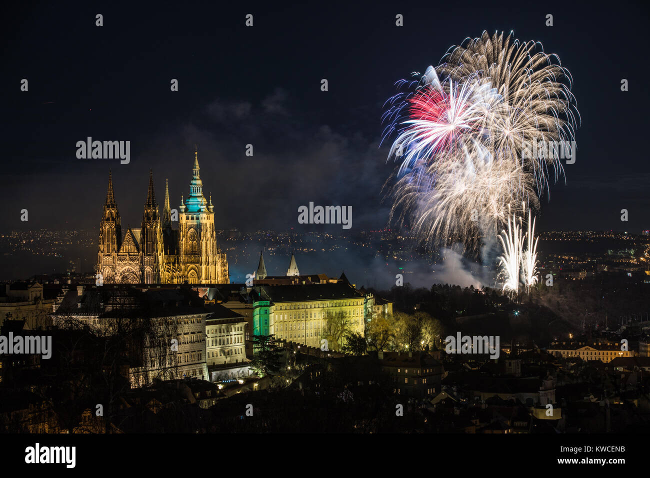 Silvester Feuerwerk 2018, der Prager Burg Stockfoto
