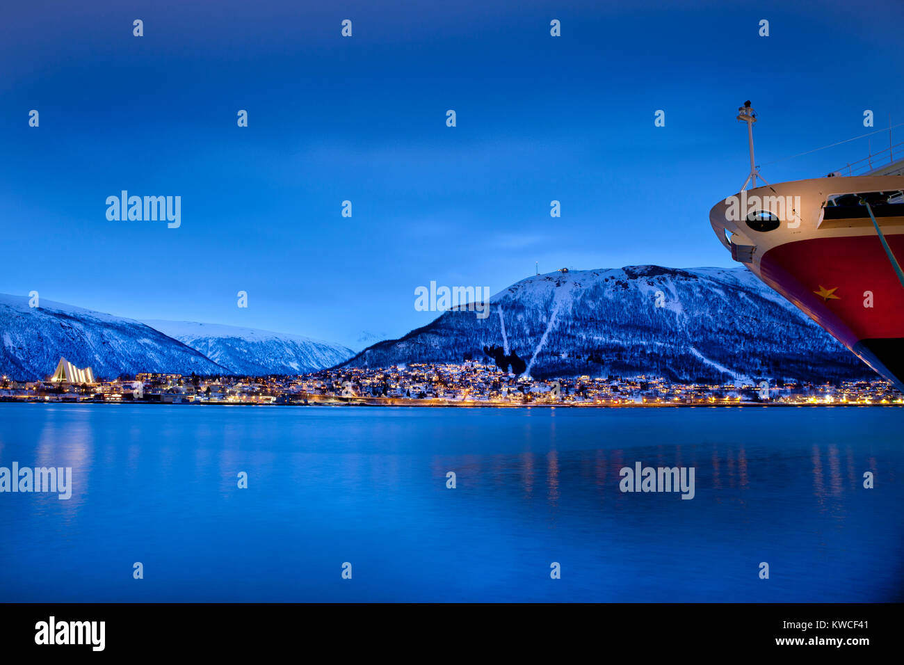 Tromsø, Norwegen, Aussicht über das Wasser in der Dämmerung Stockfoto