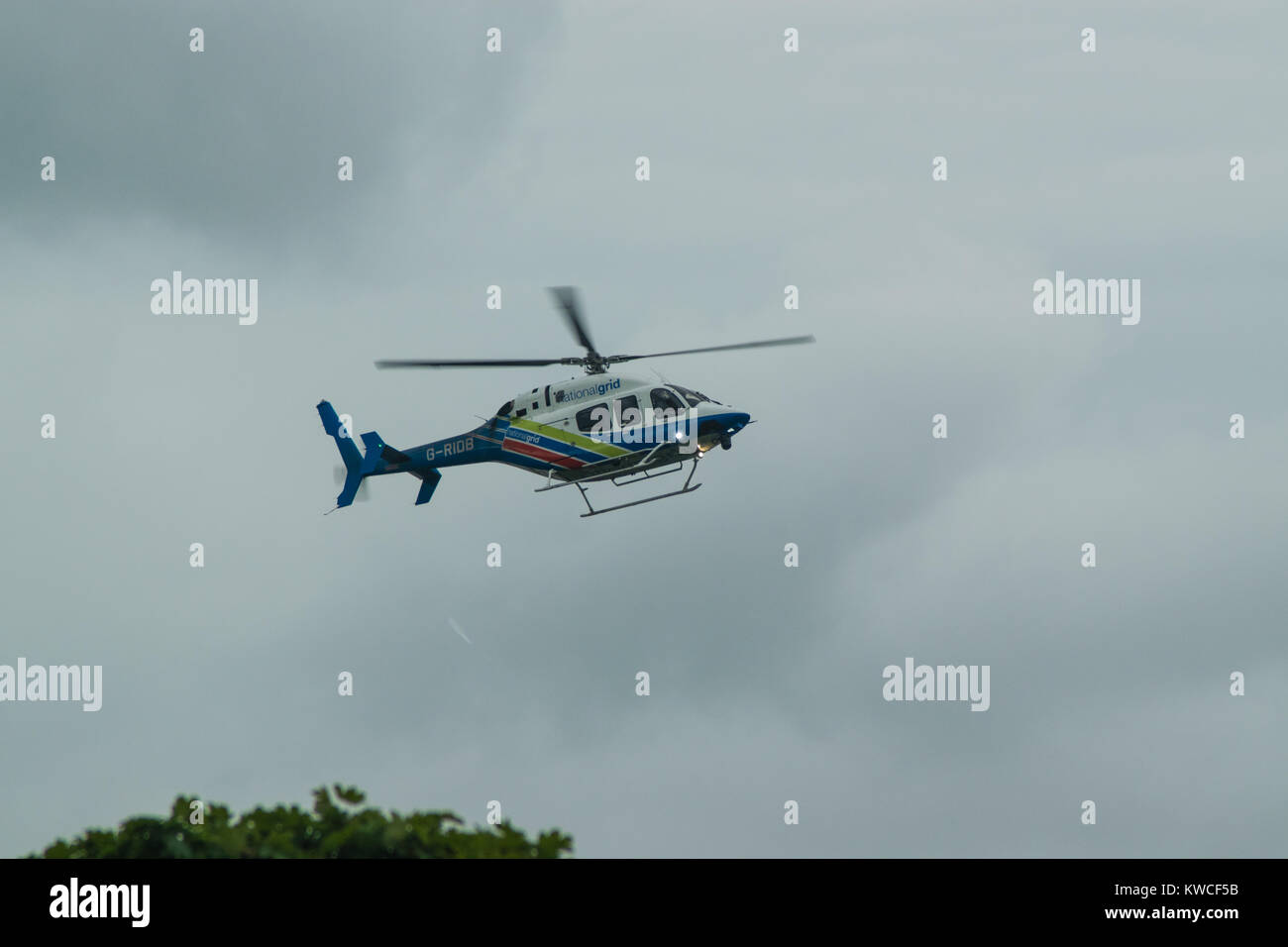 National Grid elektrische Übertragung Oberleitungen Bell 429 GlobalRanger Stockfoto