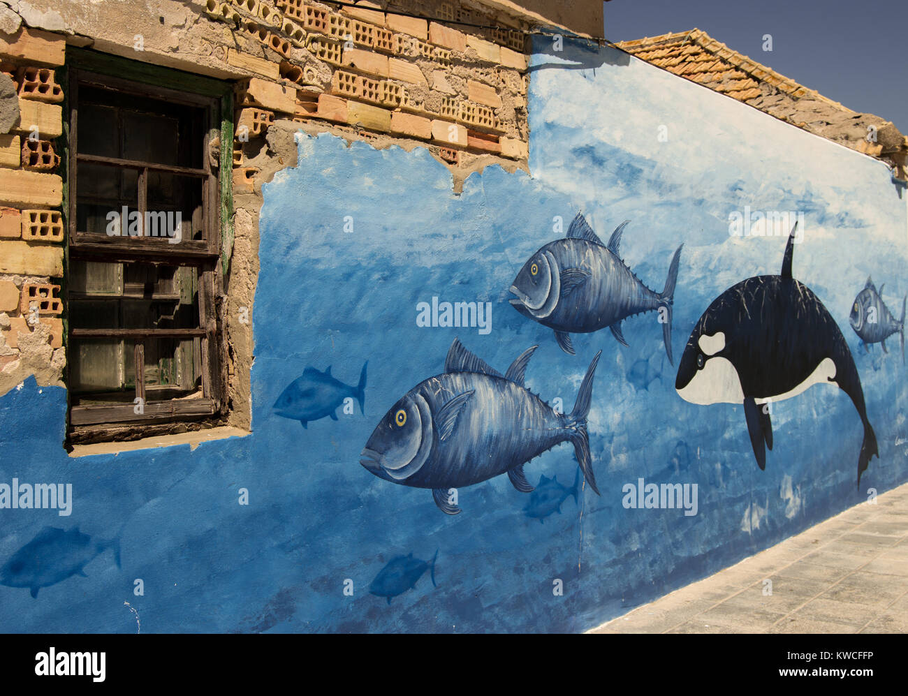 CADIZ, SPANIEN - 30. APRIL 2018: Marine paint von Fischen und schwertwal oder Orca auf der Hafenmauer von Sancti Petri, Andalusien. Stockfoto