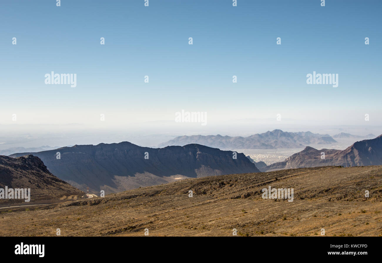 Omanische Bergen Jabal Akhdar Al Hajar Berge, Oman bei Sonnenuntergang. Dieser Ort ist 2000 Meter über dem Meeresspiegel. Stockfoto