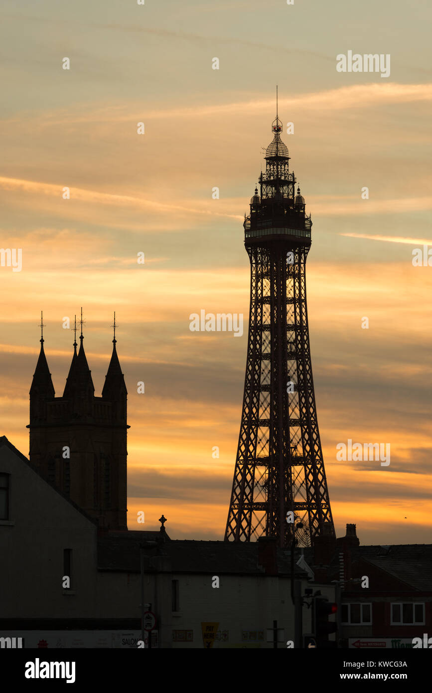 Blackpool Tower gegen bunte Himmel Stockfoto