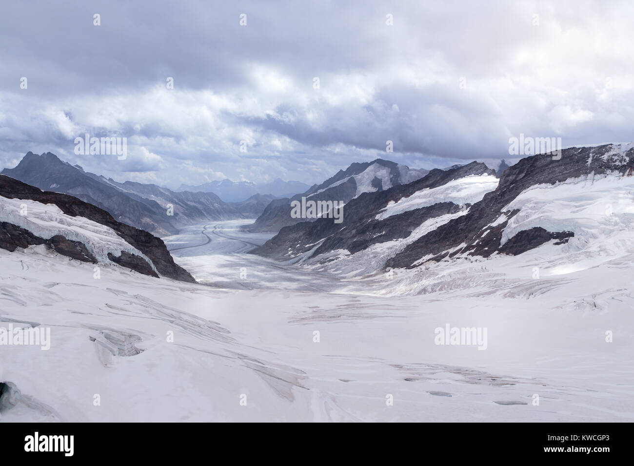 Oben auf dem Aletschgletscher (Jungfraufirn) vom Jungfraujoch an bewölkten Tag gesehen im Sommer. Jungfraujoch, Berner Oberland, Schweiz, Europa Stockfoto