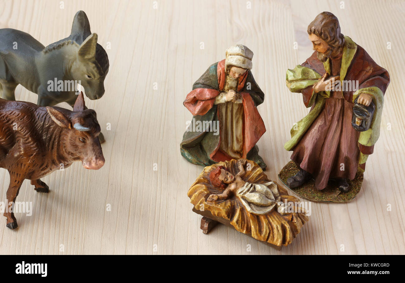 Weihnachten Krippe mit Ochs und Esel auf hellem Holz Stockfoto