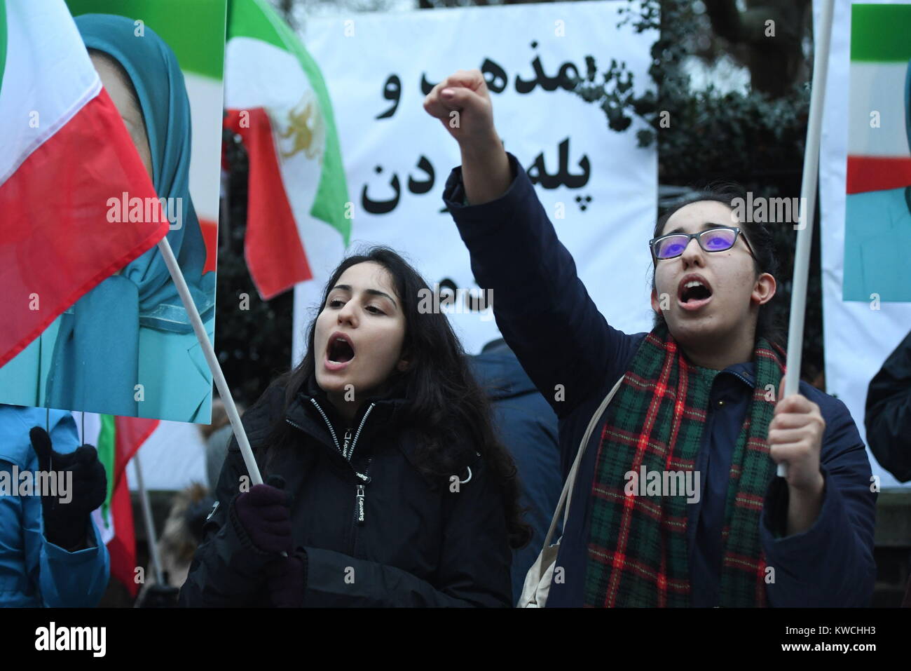Anhänger der Volksmojahedin Organisation, Irans Opposition, außerhalb der Botschaft des iranischen Regimes, London Rallyesport, in Solidarität mit der iranischen Bevölkerung Proteste im ganzen Land. Stockfoto