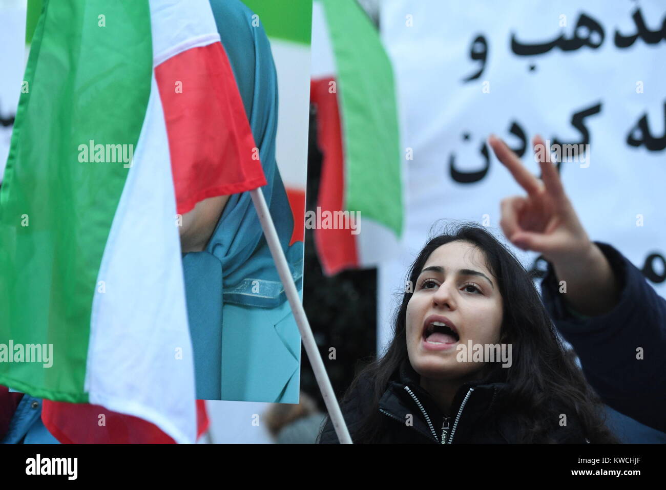 Anhänger der Volksmojahedin Organisation, Irans Opposition, außerhalb der Botschaft des iranischen Regimes, London Rallyesport, in Solidarität mit der iranischen Bevölkerung Proteste im ganzen Land. Stockfoto