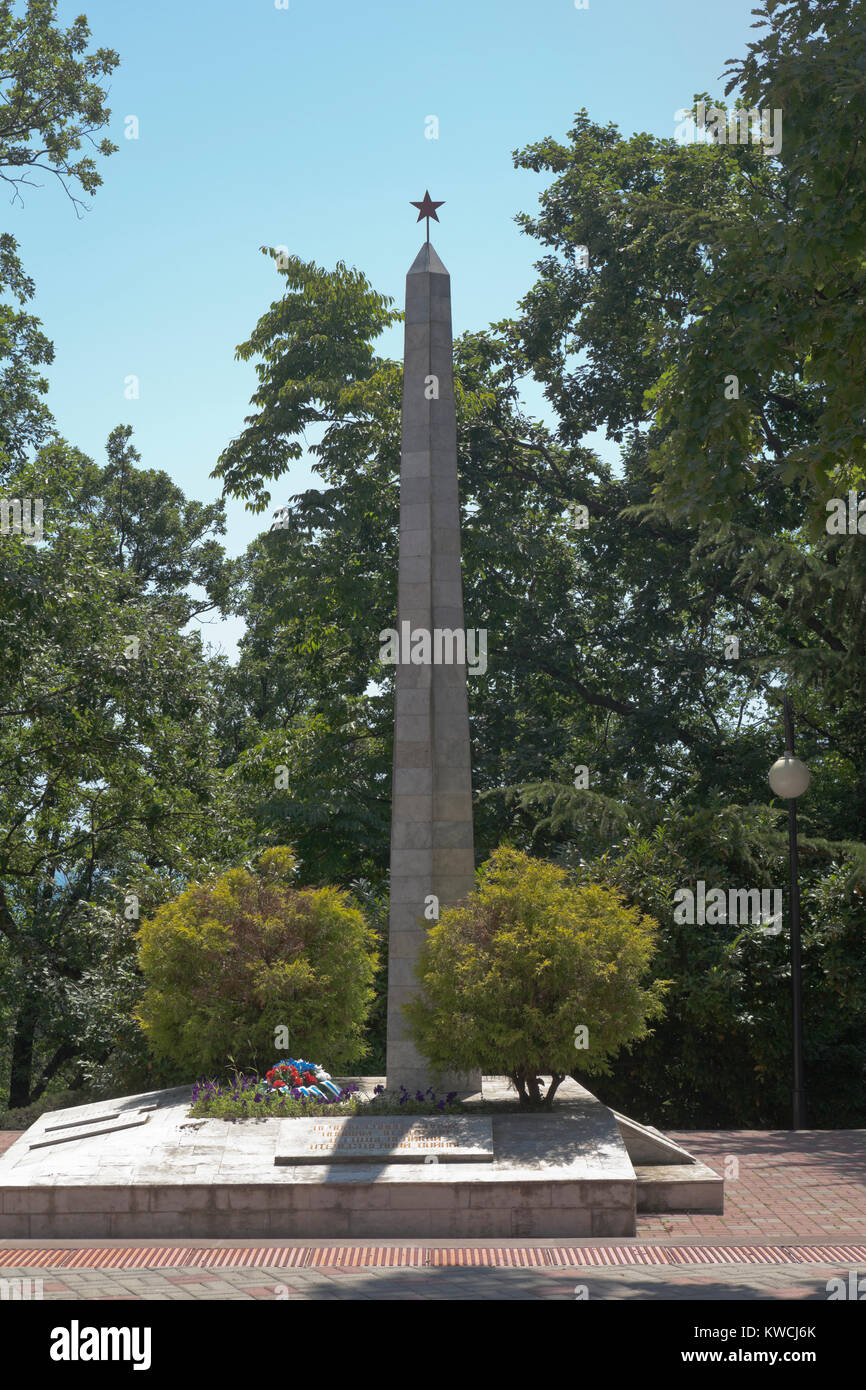 Lazarevskoe, Sotschi, die Region Krasnodar, Russland - 29. Juni 2014: Massengrab mit einer Stele auf dem Hügel von Helden in das Dorf Lazarevskoe, Stockfoto