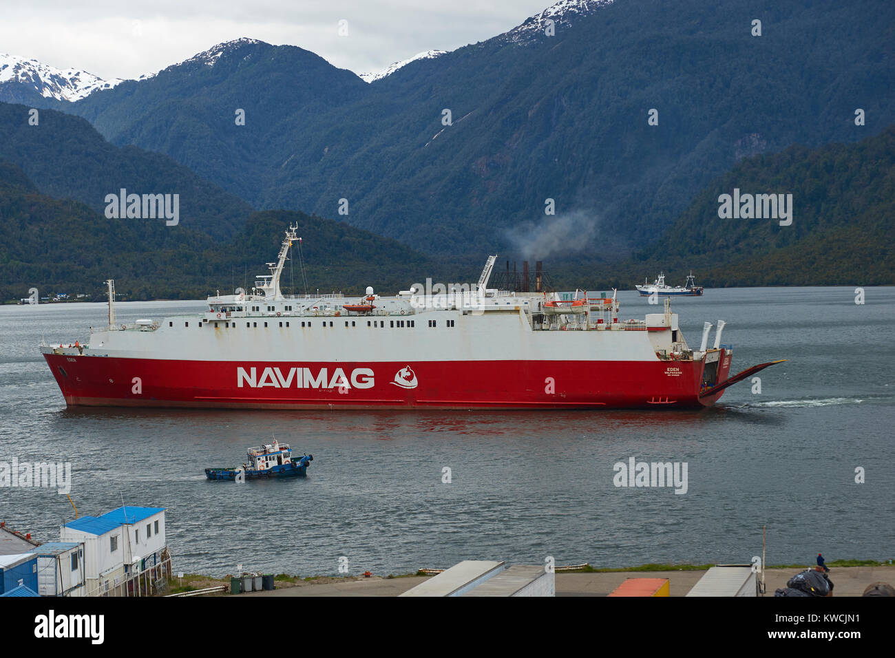 Fähre kommen neben in der Küstenstadt Puerto Chacabuco im nördlichen Patagonien, Chile Stockfoto