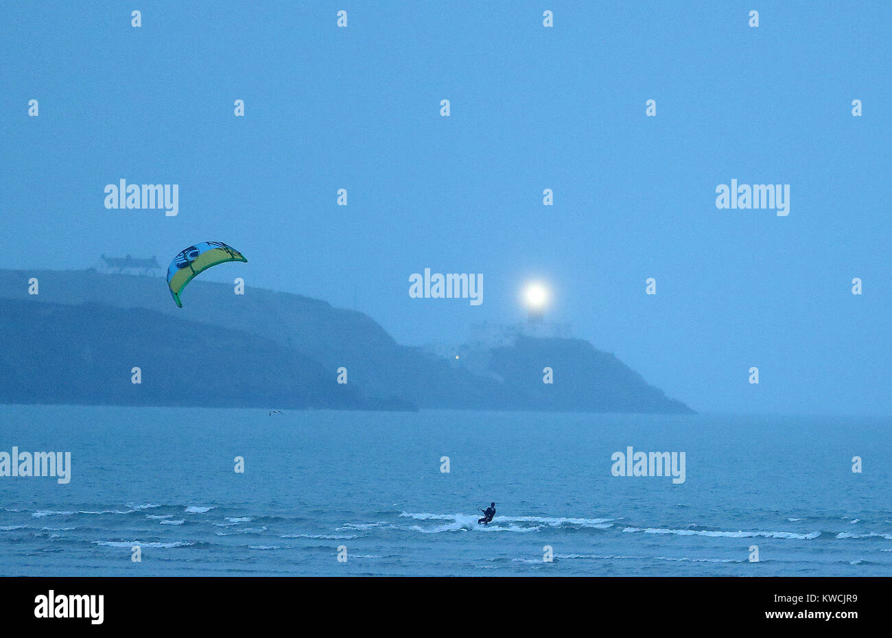 Kitesurfer macht das Beste aus den Bedingungen auf dollymount Strang in Dublin als Winde start abzuholen. Stockfoto