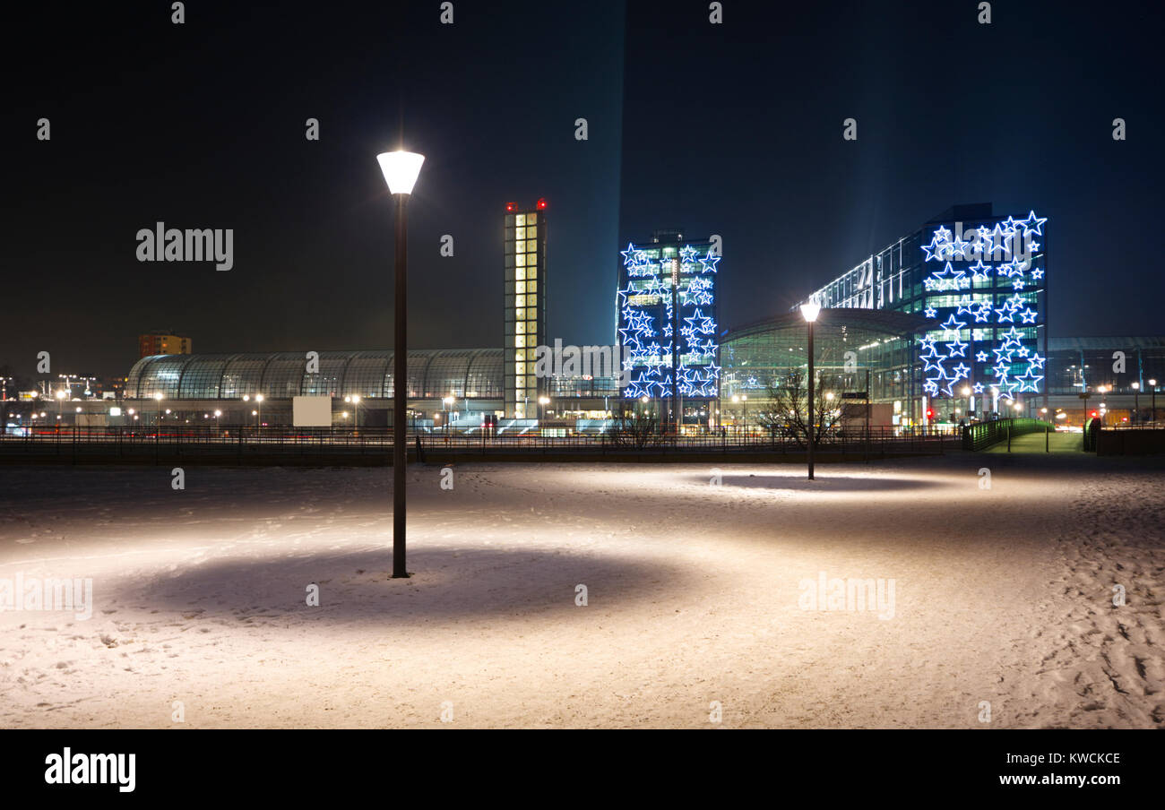 Die moderne Berlin Hauptbahnhof mit Weihnachten Dekoration und Schnee in einer kalten Winternacht. Stockfoto