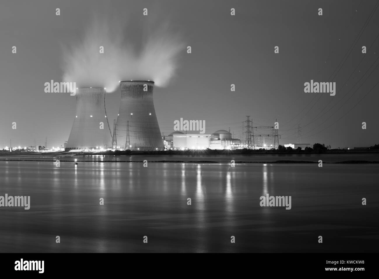 Von Kernkraftwerken Doel in Belgien in Schwarz und Weiß. Stockfoto