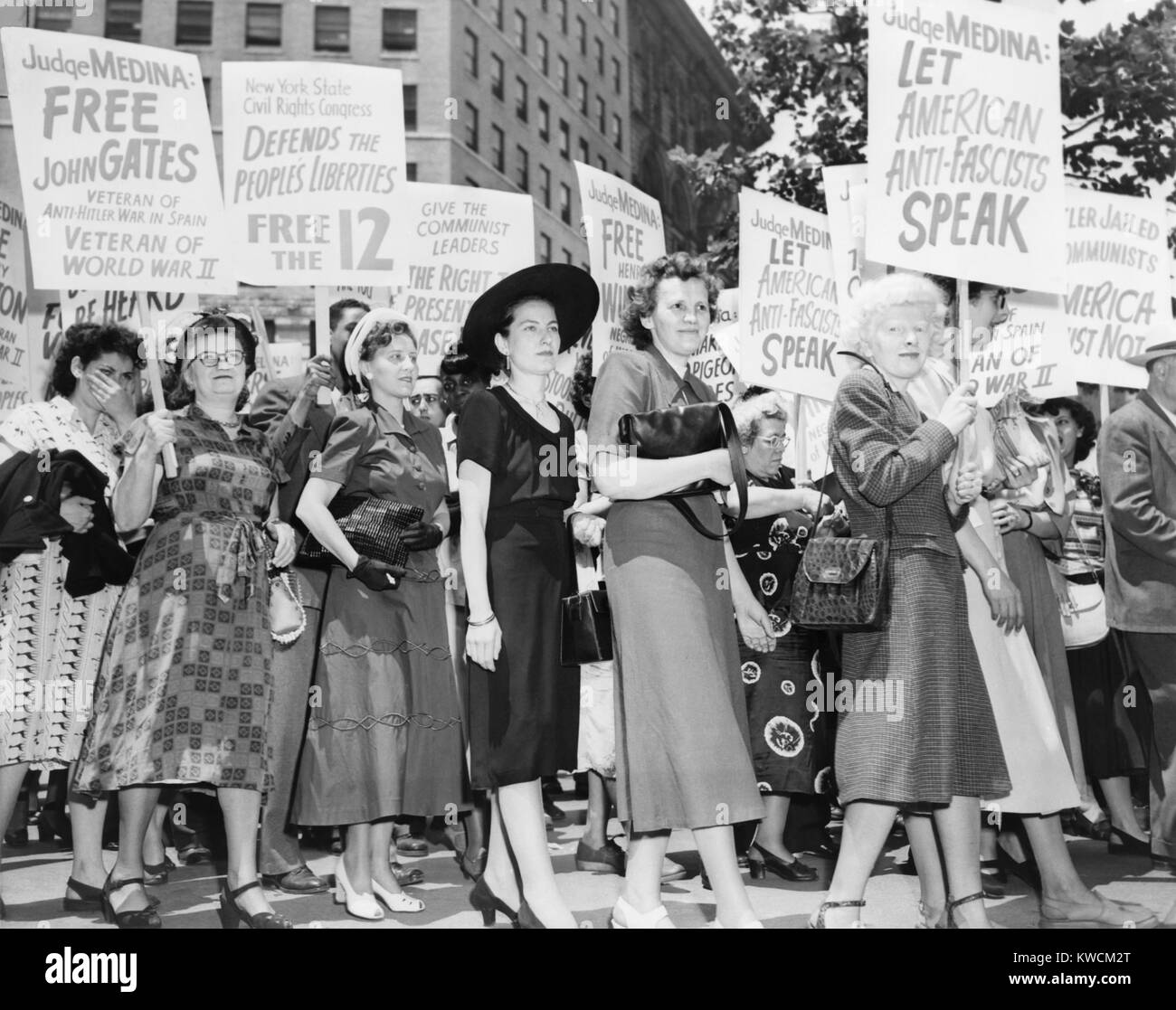 Die Frauen der Angeklagten im "Foley Square Trial' der amerikanischen Kommunisten Protest in 1949. Frau John Tore, Frau Henry Winston, und Frau Gus Hall, Protest gegen Bundesrichter Harold R. in der Medina. 1949. (BSLOC 2014 13 67) Stockfoto