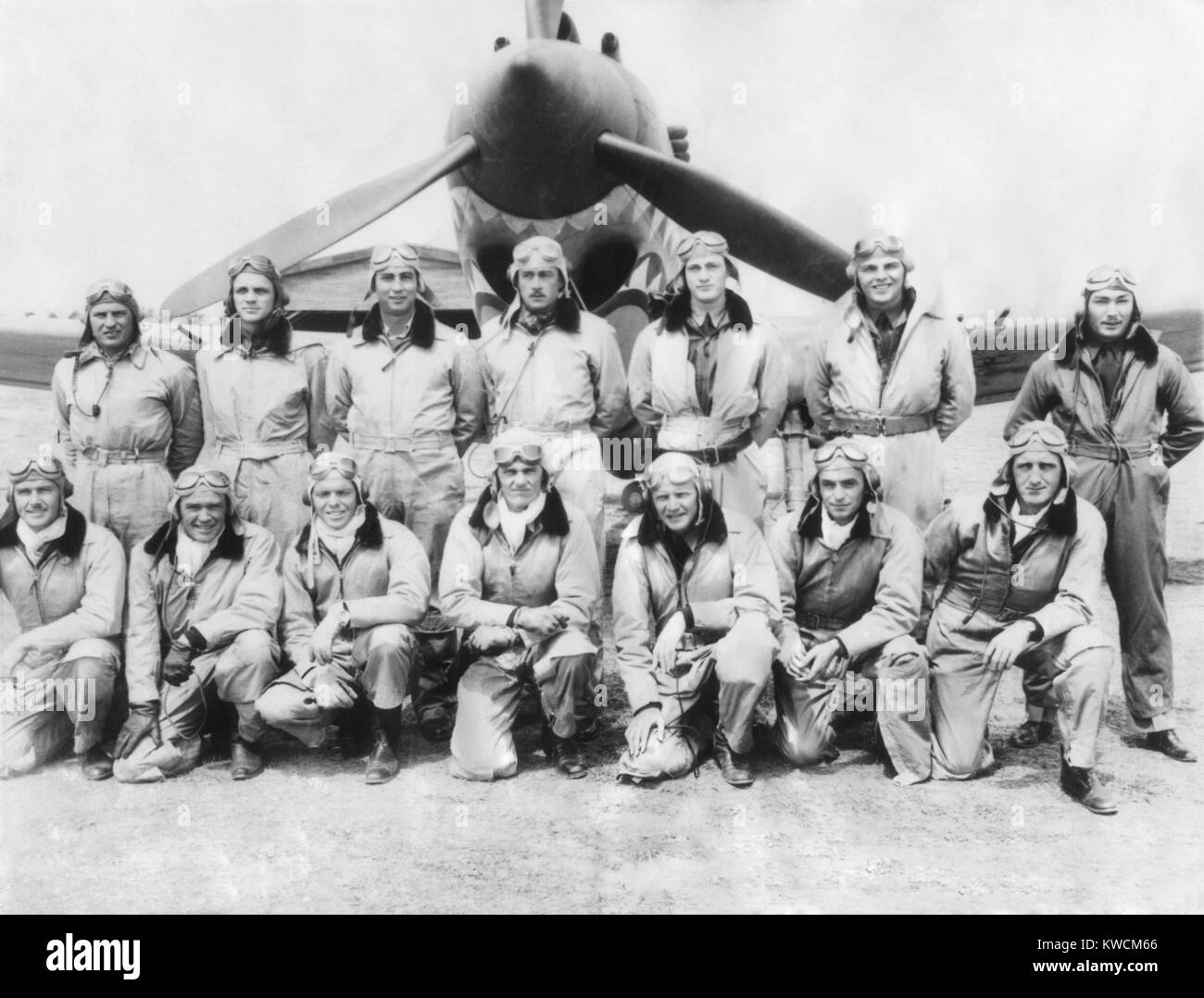 Die Piloten der Flying Tigers, American freiwillige fliegen und kämpfen in China im März 1942. L-R Vordere Reihe: C.R. Bond; G.L. Paxton; s. Wright; J.V. Newkirk; D.L. Hügel; J. G. hell; und E.S. Conant. Hintere Reihe: R.B. Keeton; F. Lawlor; Z.B. Ricketts; R.F. Layher; 1234567; Geselbracht T.A. Jones; F. Schiel. - (BSLOC_2014_14_14) Stockfoto