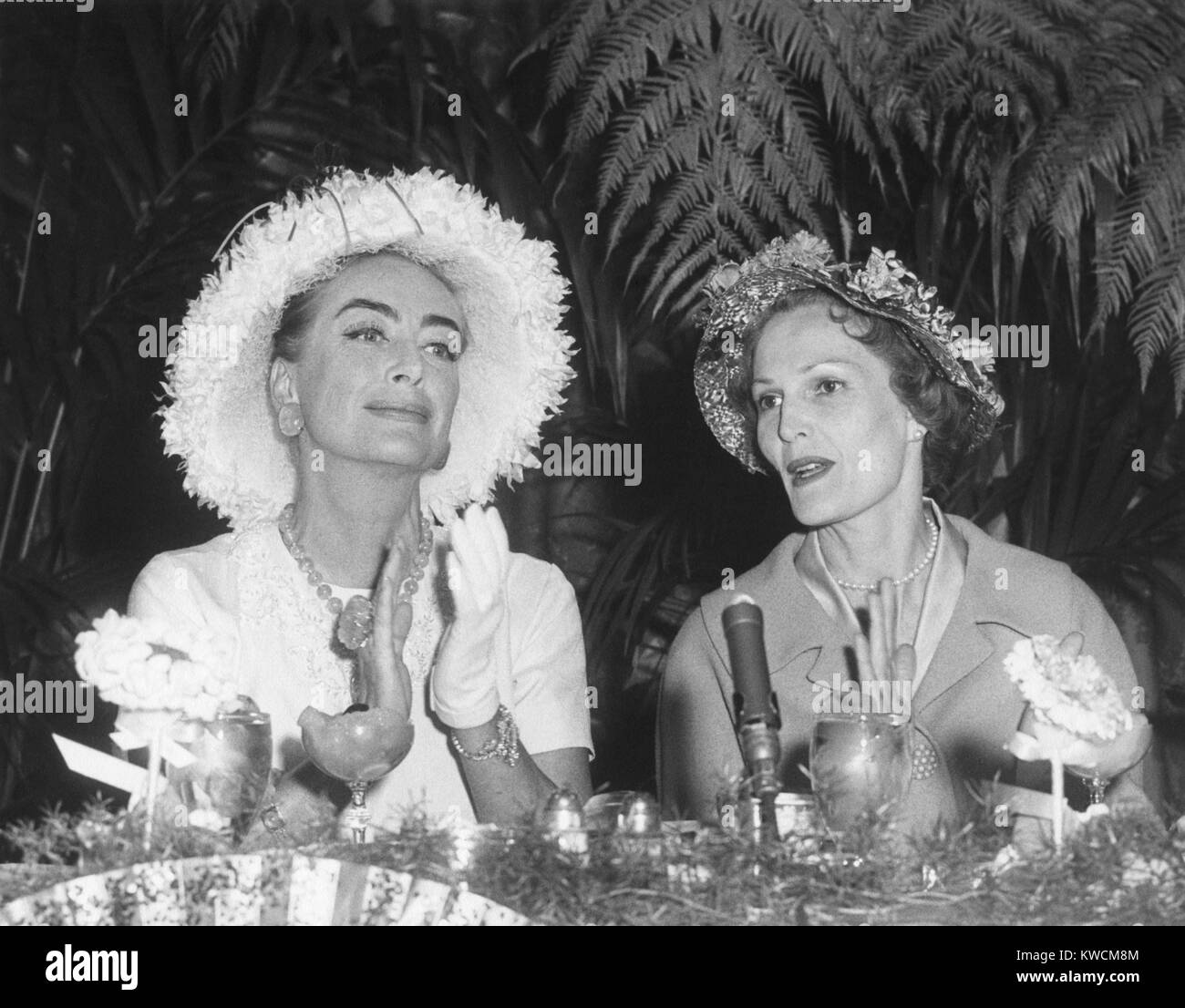 Pat Nixon und Schauspielerin Joan Crawford auf politische Veranstaltung, 4. April 1960. -(BSLOC 2014 14 47) Stockfoto