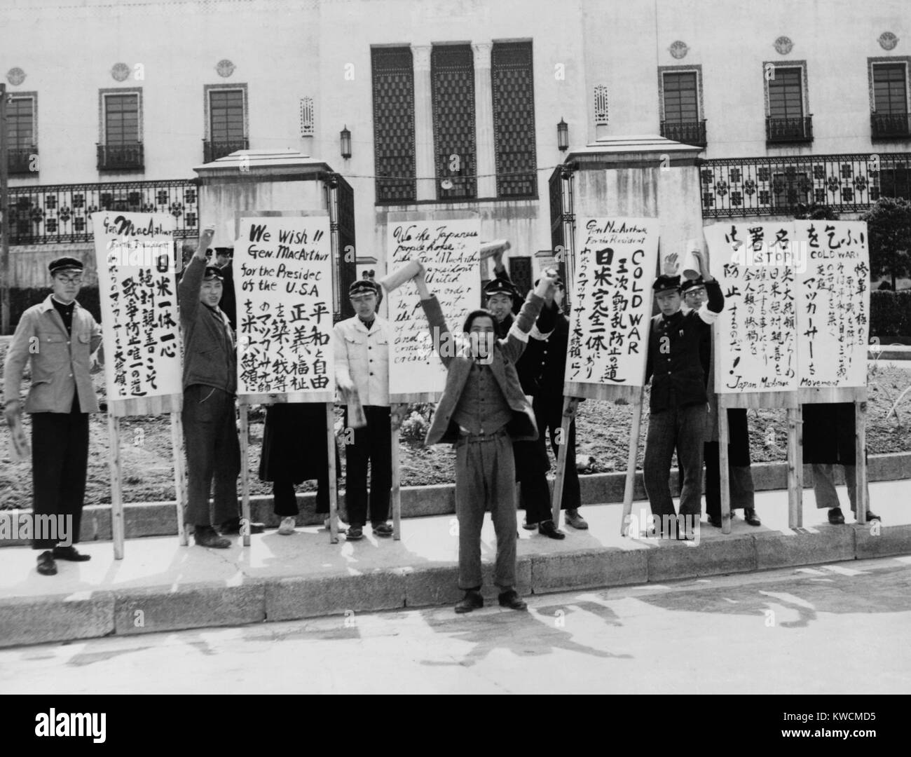 Japanische Männer Unterstützung für General Douglas MacArthur für Präsident der Vereinigten Staaten. Im März 1948, MacArthur angegeben seine Verfügbarkeit für die US-Präsidentschaft, der Dichter und Philosoph Toshiyo Oda aufgefordert, (Mitte), diese Demonstration zu inszenieren. - (BSLOC 2014 15 135) Stockfoto