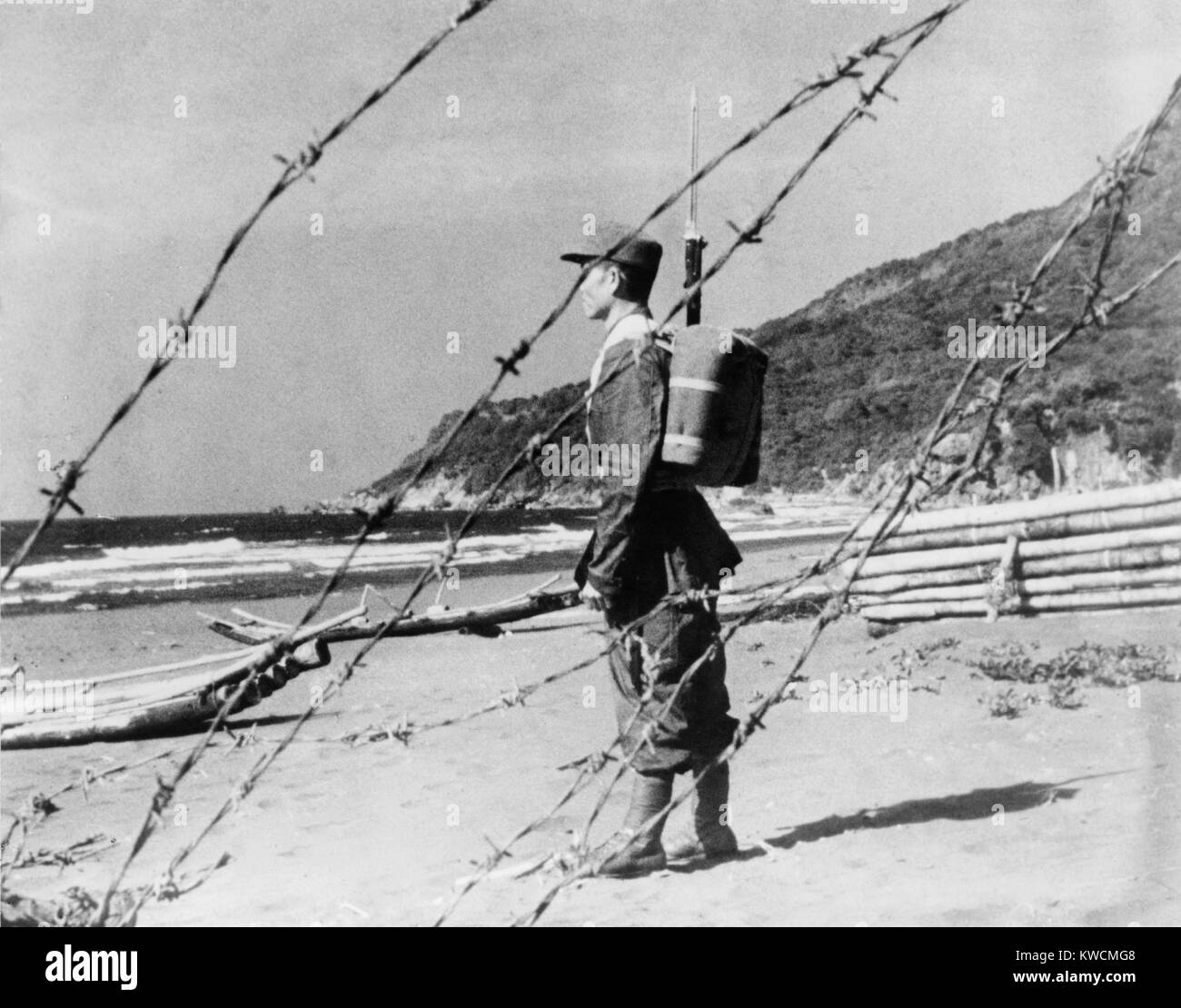 Chinesischen Nationalistischen Soldat wacht an einem Sandstrand irgendwo entlang der Küste von Formosa. Nationalisten und Kommunisten auf dem Festland zu gelegentlichen Auseinandersetzungen in den 1950er und 1960er Jahren. Februar 1, 1955. - (BSLOC 2014 15 173) Stockfoto