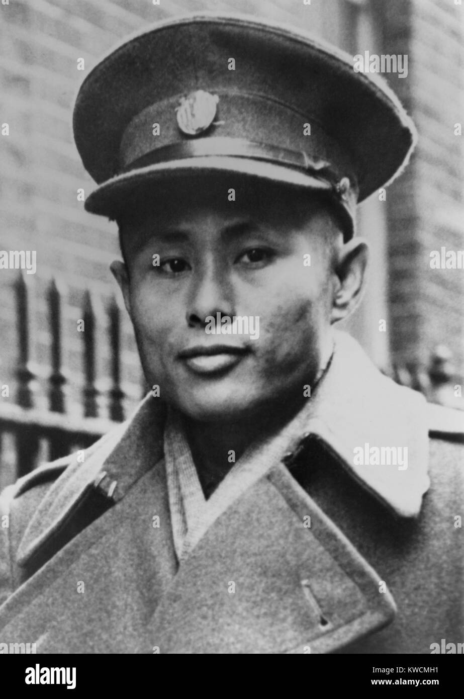 U Aung San, in eine militärische Uniform, 1947. Er war eine burmesische Nationalisten und Begründer der modernen burmesische Armee. Foto in der Downing Street, London im Laufe der Verhandlungen über die Unabhängigkeit von Birma, 31.01.1947. Er wurde ermordet am 19. Juli 1947. Er war der Vater von Aung San Suu Kyi, der burmesischen Politikerin und beim Empfänger der Friedensnobelpreis. - (BSLOC 2014 15 184) Stockfoto