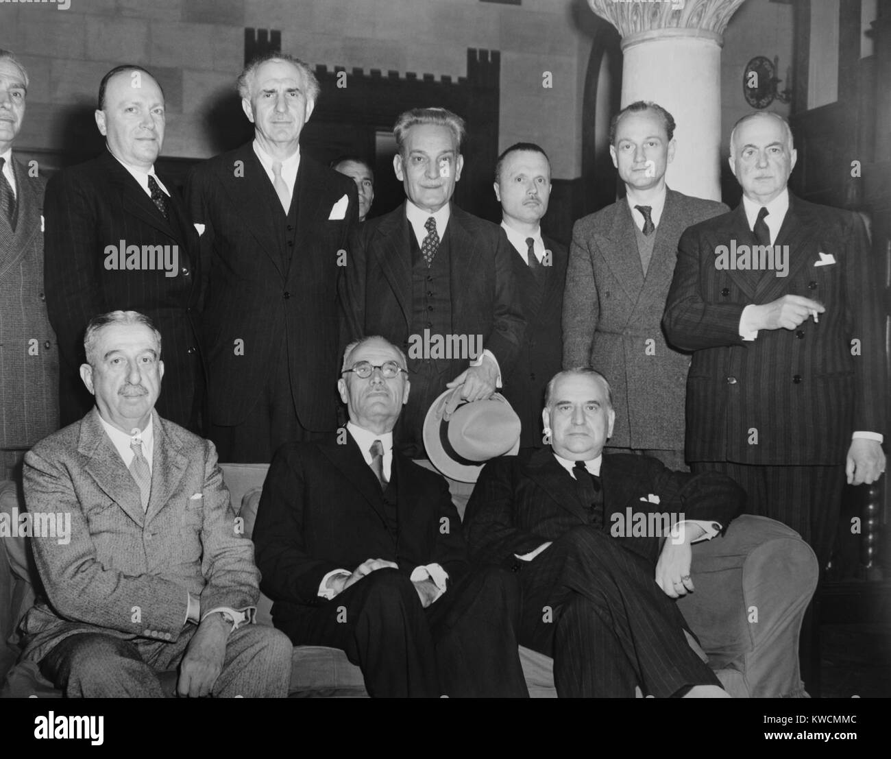 Die griechische nationale Wahlen vom 31. März 1946 in rechten Koalition geführt. Griechische Kabinett von Premier Panayotis Poulitsas, L-R sitzt: John theotokis, Innenraum; Premier Poulitsas; Konstantin Tsaldaris, auswärtige Angelegenheiten geleitet. L-R Stehend: Stefaros Stefanopoulos, Frankreich; George Papandreau; Stelios Gonatas, Kommunikation; Sophokles Venizelos; Panaghiotis Canellopoilos, und Petros Mauromichalis, Verteidigung. - (BSLOC 2014 15 223) Stockfoto