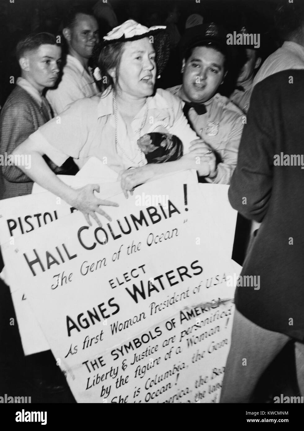 Agnes Waters bei der Democratic National Convention 1948. Ihr Plakat liest, 'Auserwählten Agnes Waters - als erste Frau Präsidentin der Vereinigten Staaten'. Sie war eine weit rechts, maßloser, Intoleranz und erfolglose Politiker. (BSLOC_2014_13_76) Stockfoto