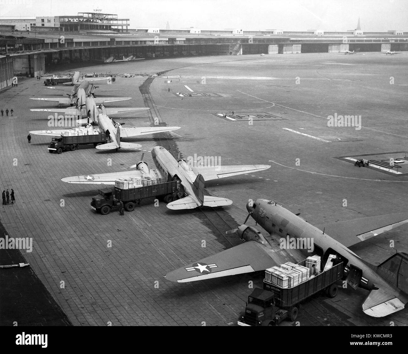 C-47 s am Flughafen Tempelhof während der Berliner Luftbrücke, Juni-august 1948 entladen. Im September 1948 wurden sie von größeren und schnelleren 4-Motor C-54 s ersetzt. - (BSLOC 2014 15 245) Stockfoto