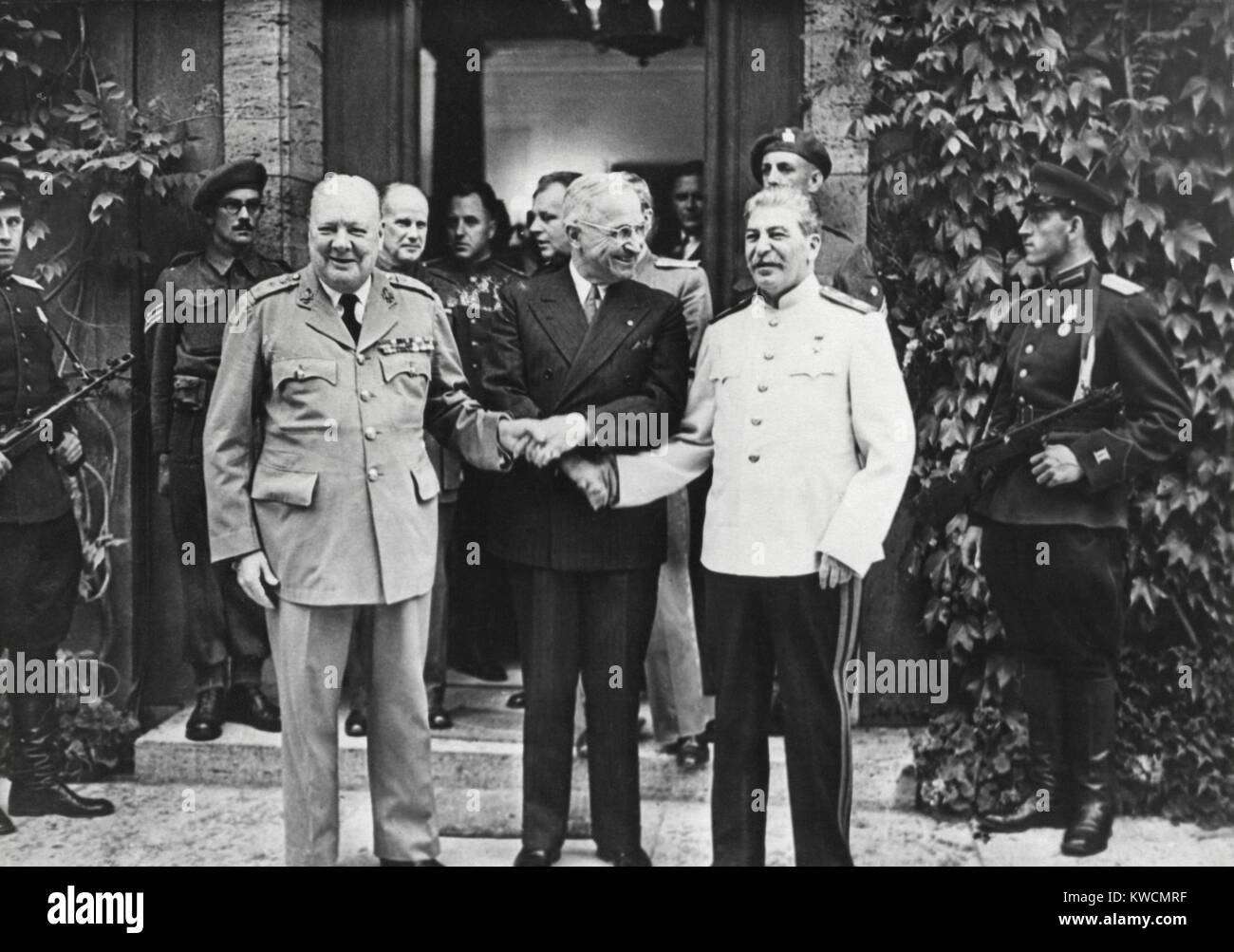 Joseph Stalin, Harry Truman, und Winston Churchill auf der Potsdamer Konferenz. Während dort, Churchill die Konservative Partei verloren zu Arbeit, und Clement Attlee wurde der britische Vertreter auf der Konferenz. Juli 1945. - (BSLOC 2014 15 25) Stockfoto