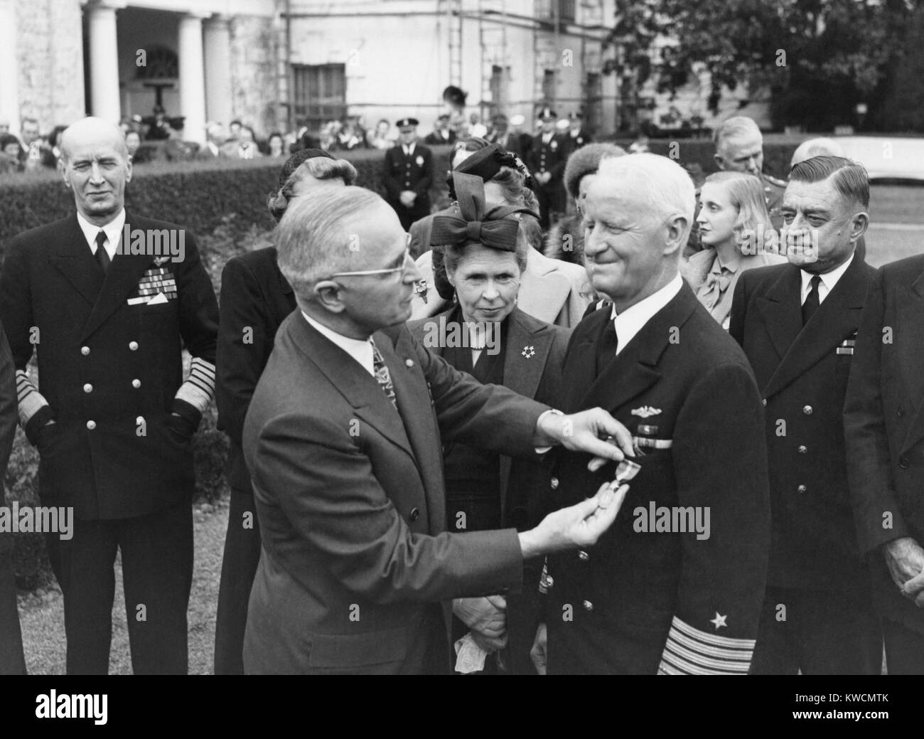 Präsident Harry Truman Vergabe von Admiral Chester Nimitz einen Goldenen Stern im Weißen Haus. Der Nimitz war der Kommandeur der US-Pazifikflotte während des Zweiten Weltkrieges 2. Zu weit links ist Adm. Ernest König; Frau Catherine Nimitz ist bei ihrem Mann. Oktober 5, 1945. - (BSLOC_2014_15_28) Stockfoto